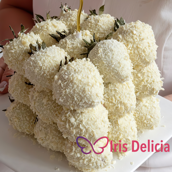 Торт из клубники №15 Свежая клубника 27 шт, бельгийский молочный шоколад. Декор: топпер + свечка, примерные размеры 20х20 см (900-1000 г) фото