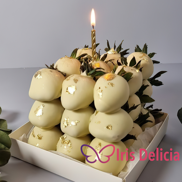 Торт из клубники №13 Свежая клубника 27 шт, бельгийский молочный шоколад, сублимированная клубника, золотой кондурин. Декор: топпер + свечка, примерные размеры 20х20 см (900-1000 г) фото