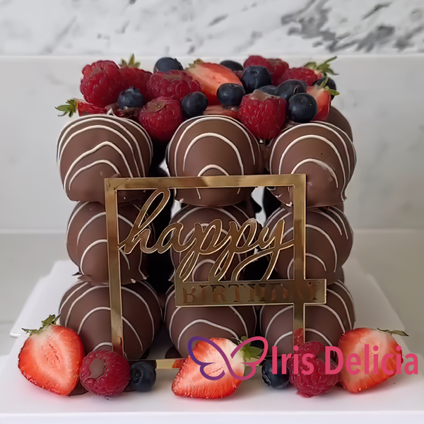 Торт из клубники №6 Свежая клубника 27 шт, бельгийский молочный шоколад, сублимированная малина и клубника, золотой кондурин. Декор: топпер + свечка, примерные размеры 20х20 см (900-1000 г) фото