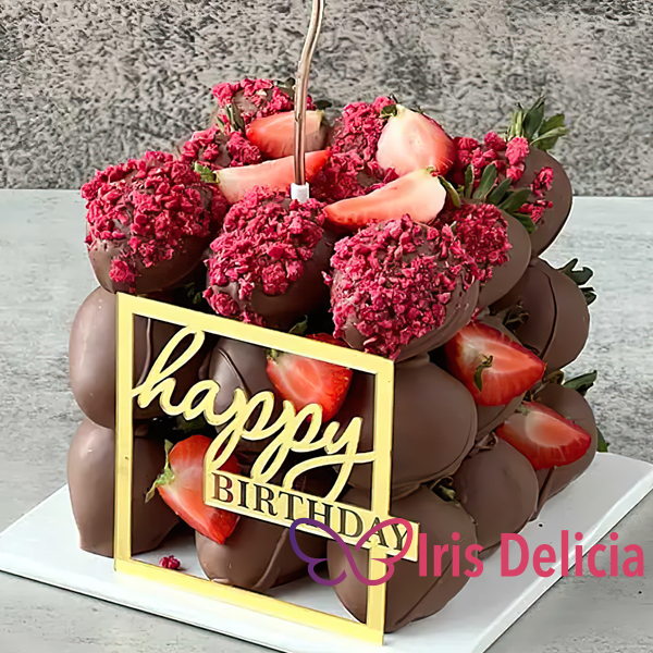 Торт из клубники №8 Свежая клубника 27 шт, бельгийский молочный шоколад, сублимированная клубника. Декор: топпер + свечка, примерные размеры 20х20 см (900-1000 г) фото