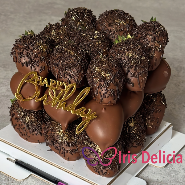 Торт из клубники №3 Свежая клубника 27 шт, бельгийский молочный шоколад, сублимированная малина и клубника, золотой кондурин. Декор: топпер + свечка, примерные размеры 20х20 см (900-1000 г) фото