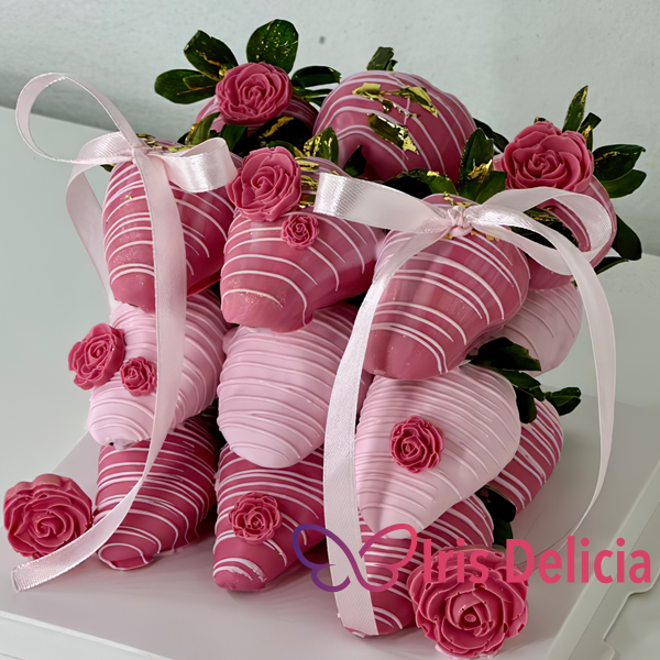 Торт из клубники №14 Свежая клубника 27 шт, бельгийский молочный шоколад. Декор: топпер + свечка, примерные размеры 20х20 см (900-1000 г) фото