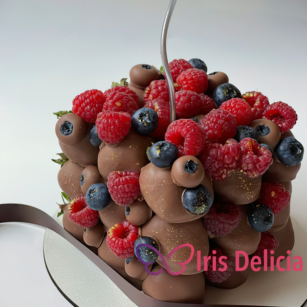 Торт из клубники №19 Свежая клубника 27 шт, бельгийский молочный шоколад, сублимированная малина и клубника, золотой кондурин Декор: топпер + свечка, примерные размеры 20х20 см (900-1000 г) фото