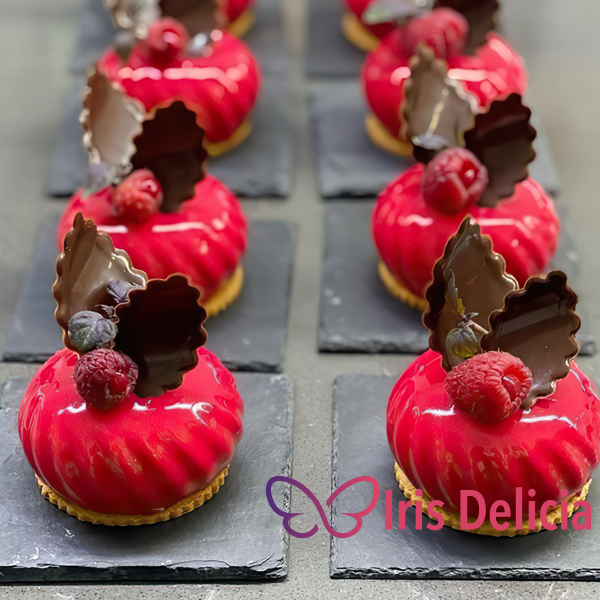 Изображение Муссовое пирожное на Новый год №2 Кондитерская Iris Delicia Изображение Муссовое пирожное на Новый год №2 Кондитерская Iris Delicia