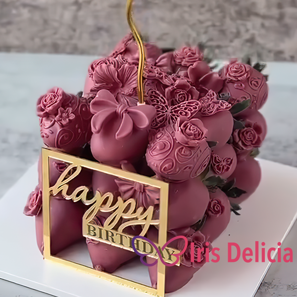 Торт из клубники №18 Свежая клубника 27 шт, бельгийский молочный шоколад, сублимированная малина и клубника, золотой кондурин. Декор: топпер + свечка, примерные размеры 20х20 см (900-1000 г) фото