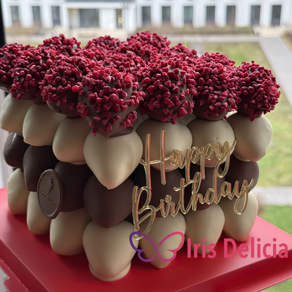 Торт из клубники №20 Свежая клубника 27 шт, бельгийский молочный шоколад, сублимированная малина и клубника, золотой кондурин Декор: топпер + свечка, примерные размеры 25х25 см  фото