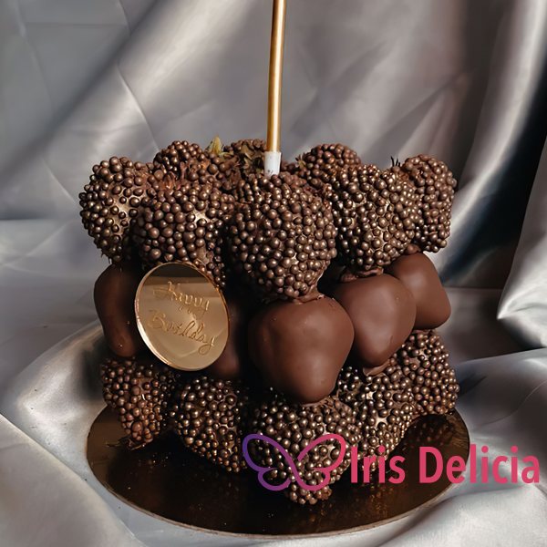 Торт из клубники №12 Свежая клубника 27 шт, бельгийский молочный шоколад. Декор: топпер + свечка, примерные размеры 20х20 см (900-1000 г) фото